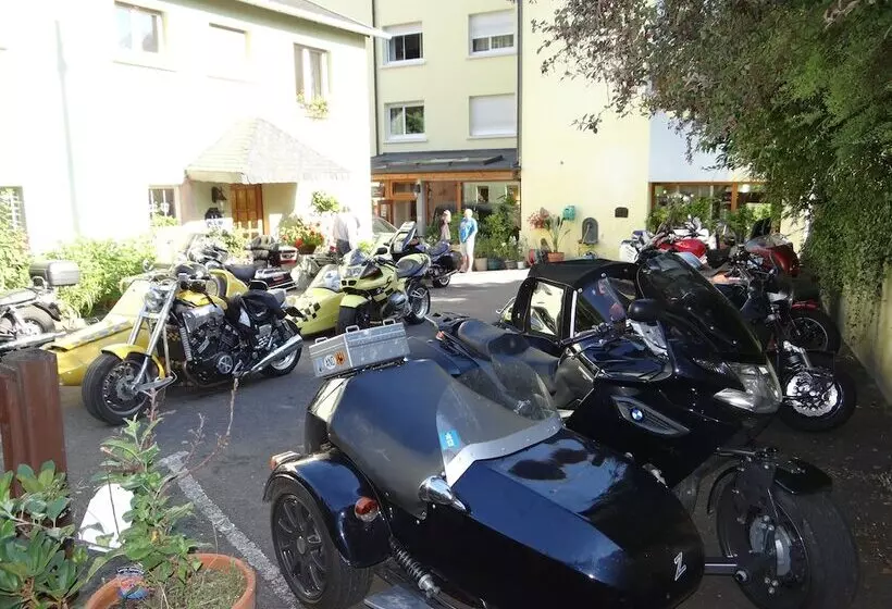 Отель Logis Hôtel   Restaurant Aux Bruyères