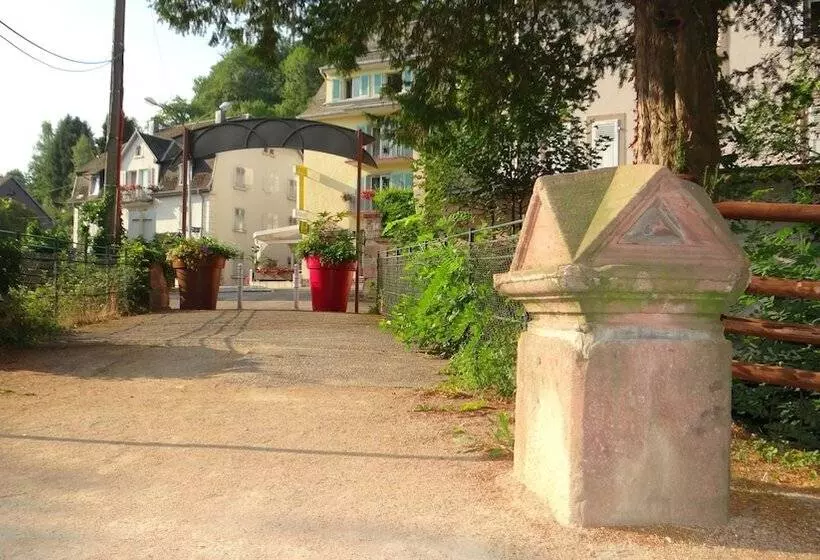 Отель Logis Hôtel   Restaurant Aux Bruyères