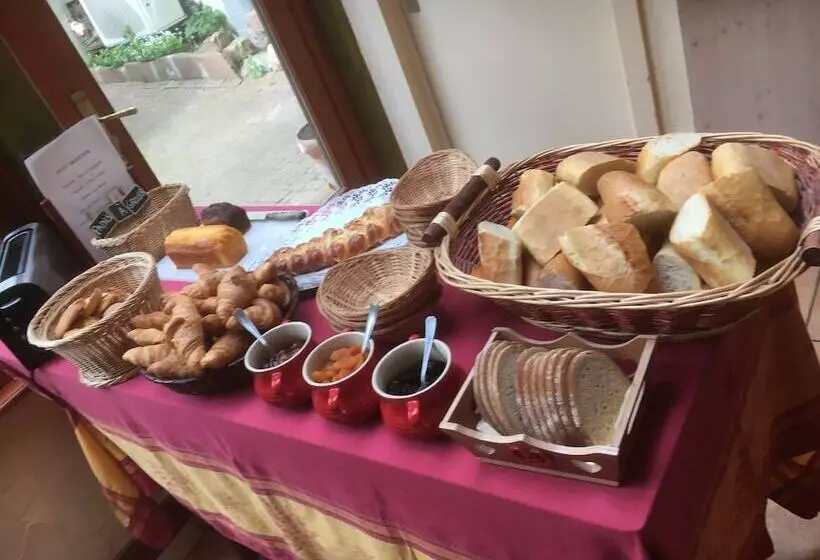 Отель Logis Hôtel   Restaurant Aux Bruyères