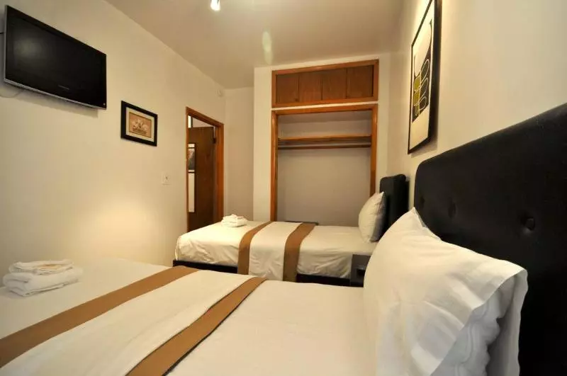 호텔 Off Soho Suites