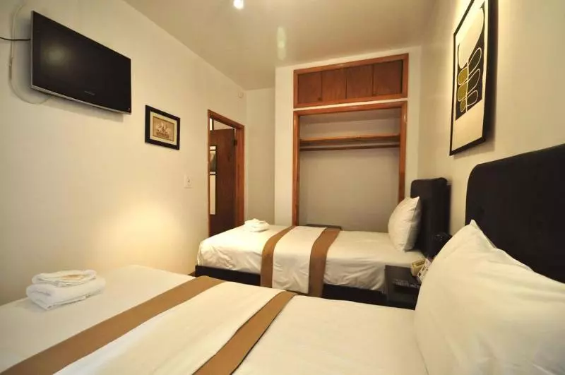 호텔 Off Soho Suites