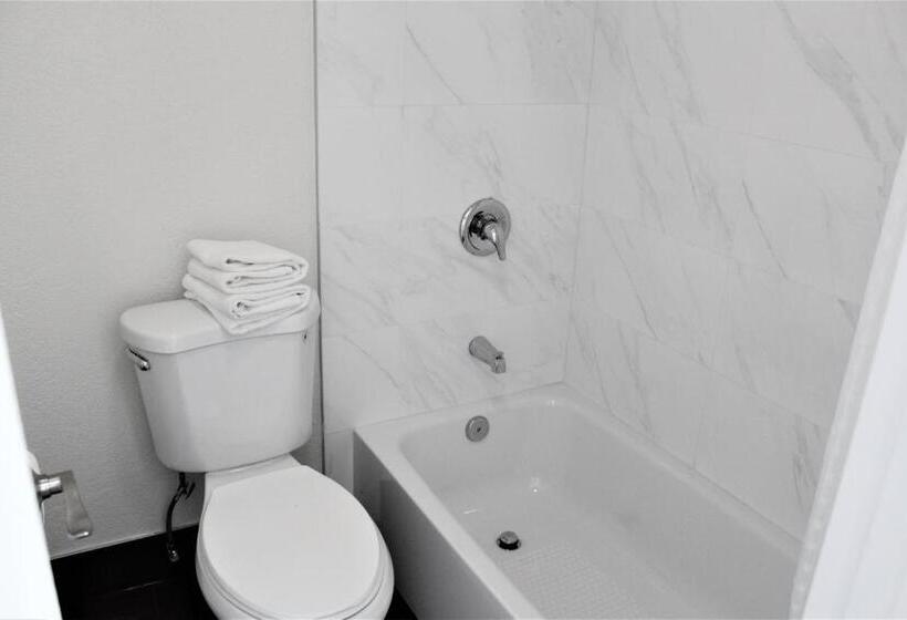 Мотель Howard Johnson Suites By Wyndham San Diego Chula Vista Bayfront