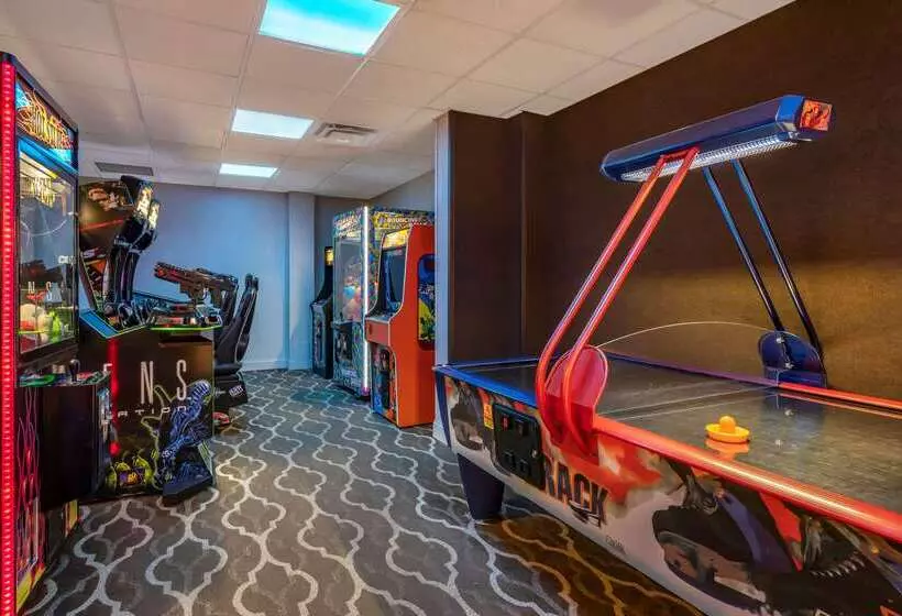 هتل Comfort Suites Maingate East