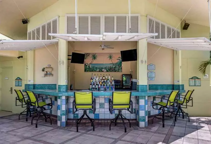 هتل Comfort Suites Maingate East