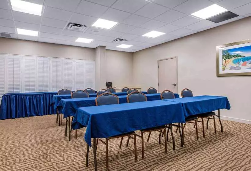 هتل Comfort Suites Maingate East