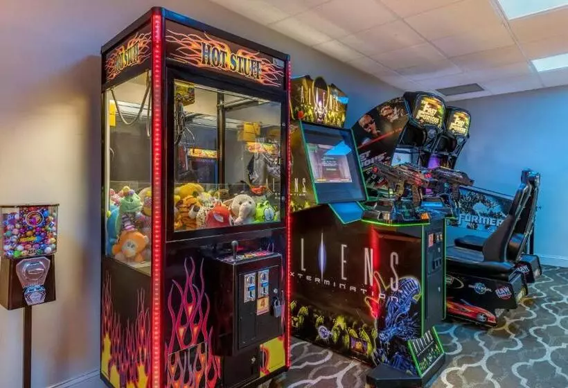 هتل Comfort Suites Maingate East