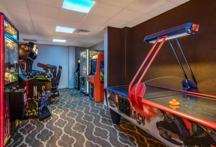 هتل Comfort Suites Maingate East