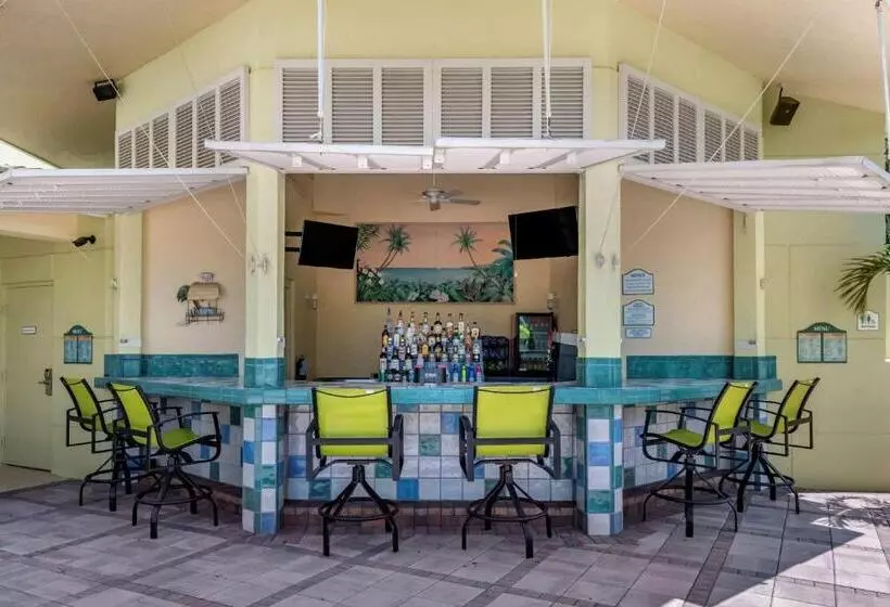 هتل Comfort Suites Maingate East