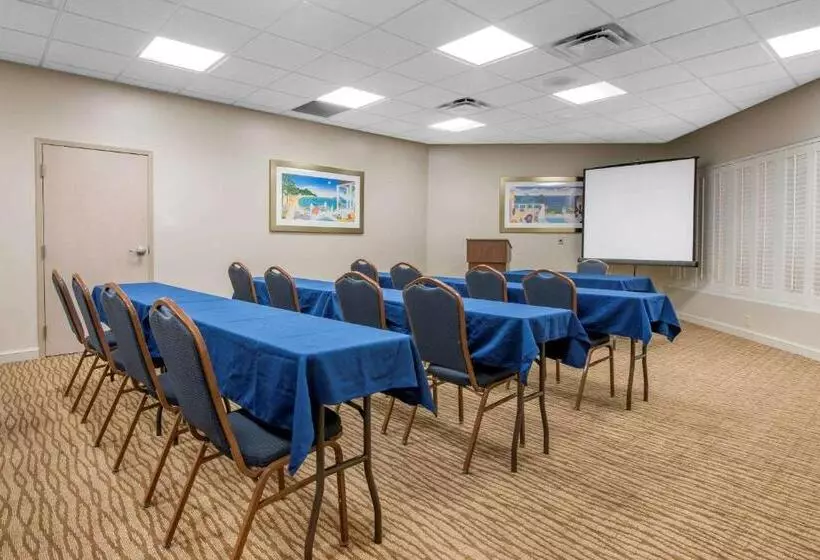 هتل Comfort Suites Maingate East