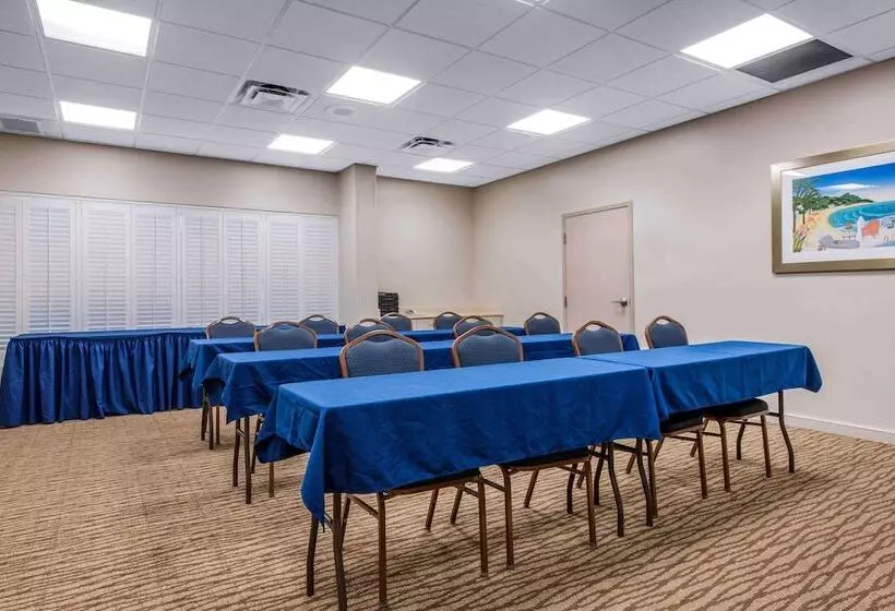 هتل Comfort Suites Maingate East