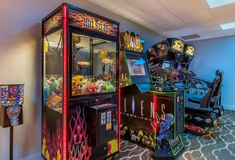 هتل Comfort Suites Maingate East