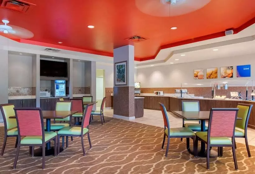 هتل Comfort Suites Maingate East