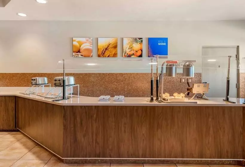 هتل Comfort Suites Maingate East