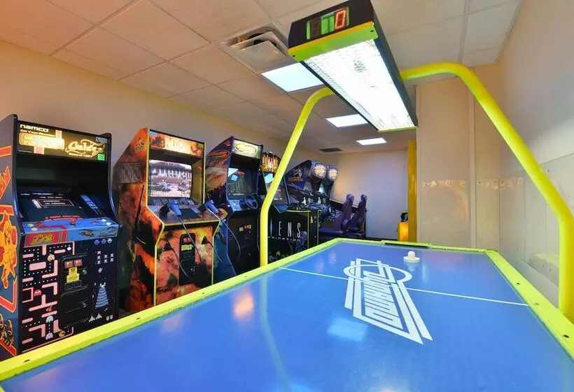 هتل Comfort Suites Maingate East