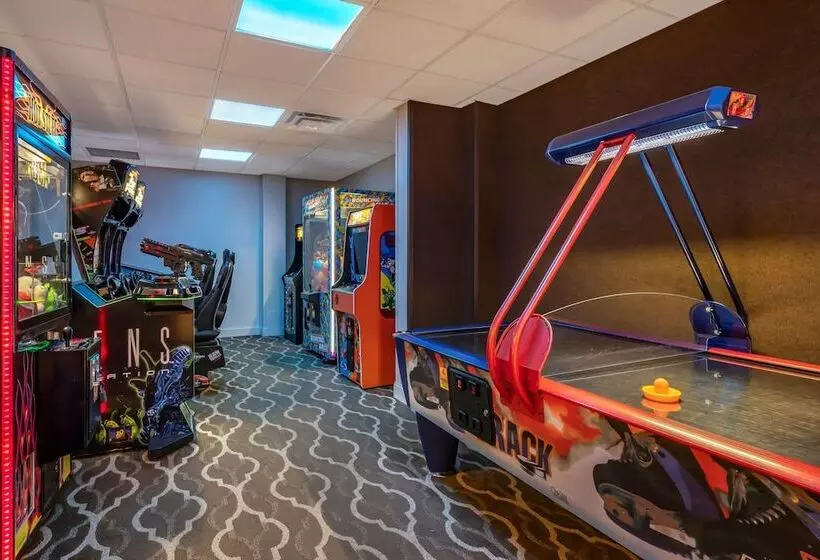 هتل Comfort Suites Maingate East