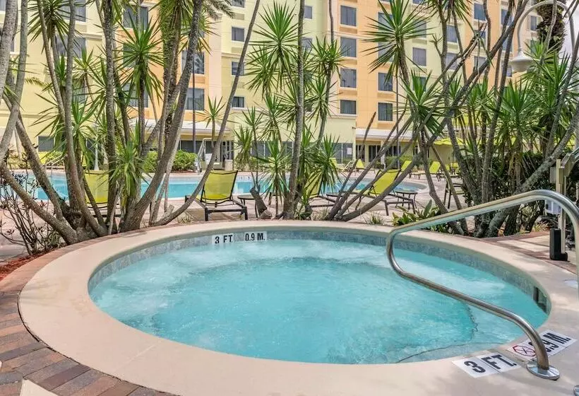 هتل Comfort Suites Maingate East