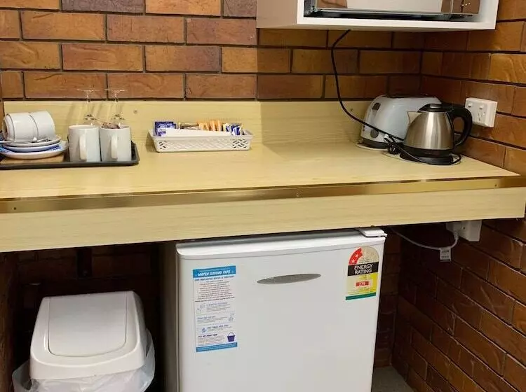 Отель Peter Allen Motor Inn