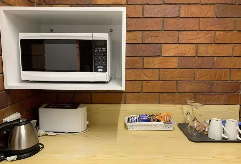 Отель Peter Allen Motor Inn