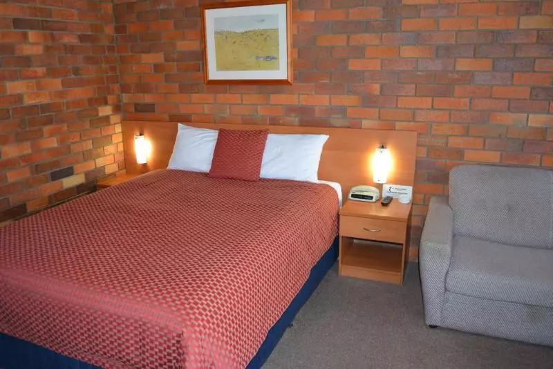 Отель Peter Allen Motor Inn