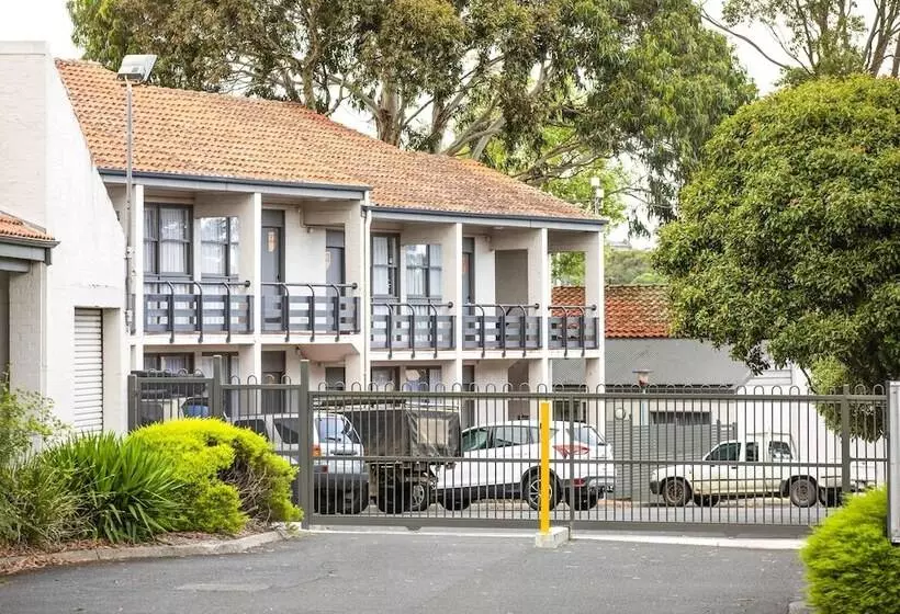 Nightcap At Ferntree Gully Hotel Motel