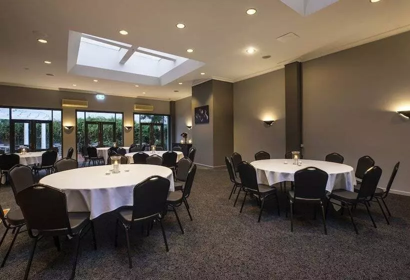 Nightcap At Ferntree Gully Hotel Motel