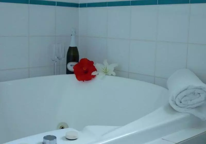 ホテル Sapphire Waters Motor Inn