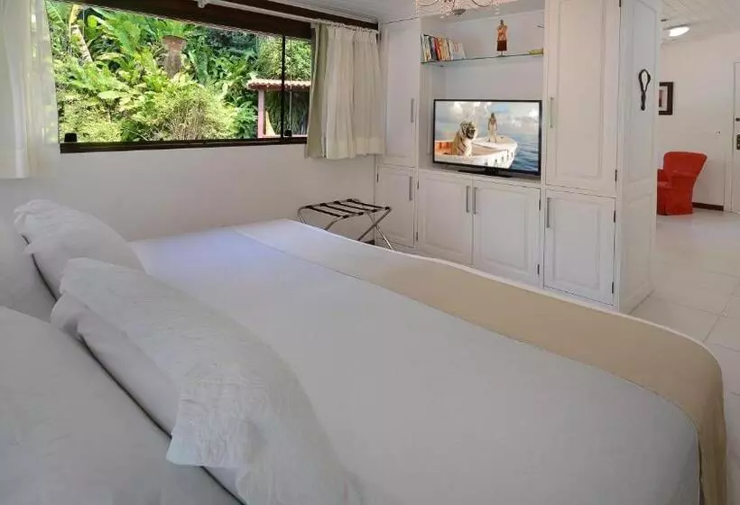 Отель Angra Boutique