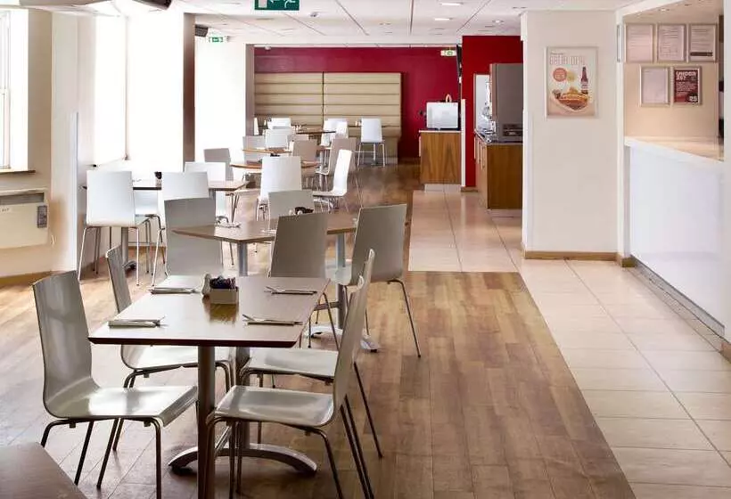 Отель Travelodge Worthing Seafront