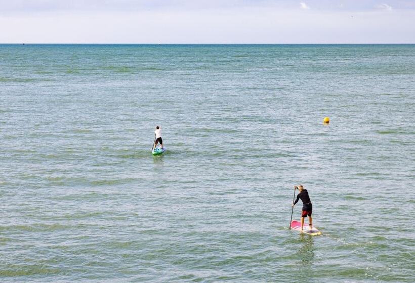 בית מלון כפרי The Burlington