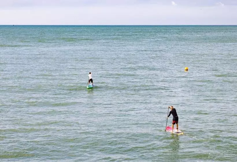 בית מלון כפרי The Burlington