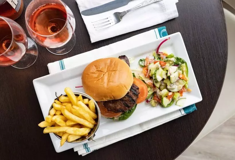 בית מלון כפרי The Burlington