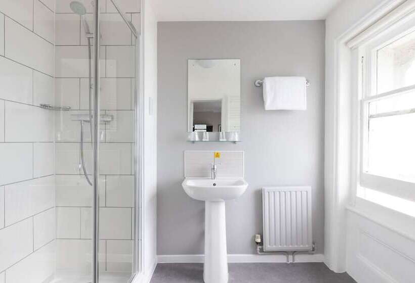 בית מלון כפרי The Burlington