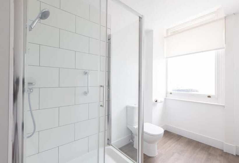 בית מלון כפרי The Burlington