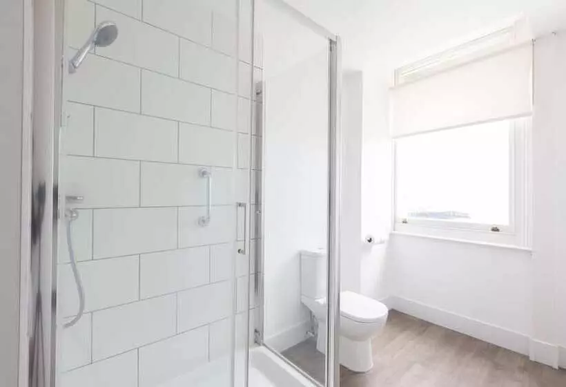 בית מלון כפרי The Burlington