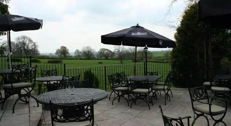 Отель The Dog & Partridge Country Inn