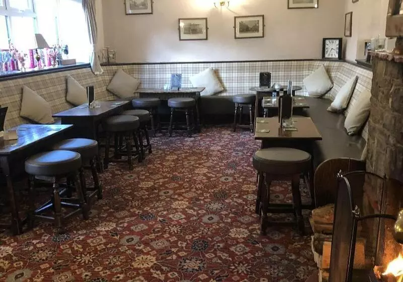 Отель The Dog & Partridge Country Inn