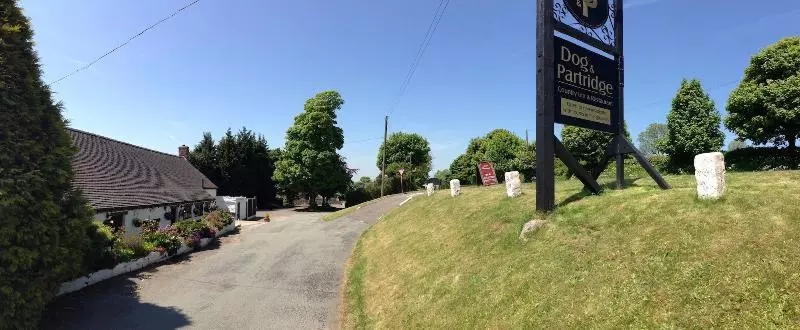 Отель The Dog & Partridge Country Inn