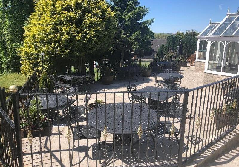 فندق The Dog & Partridge Country Inn