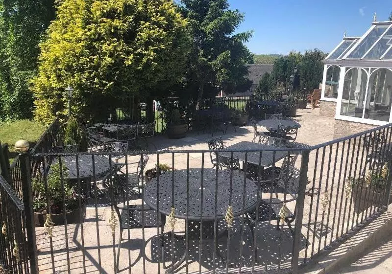 Отель The Dog & Partridge Country Inn