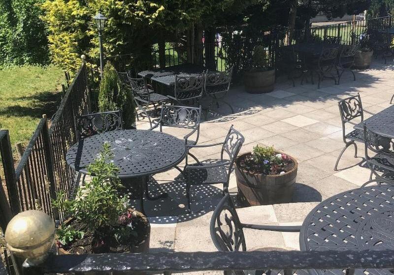 فندق The Dog & Partridge Country Inn