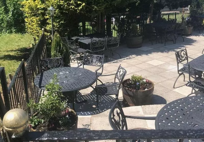 Отель The Dog & Partridge Country Inn