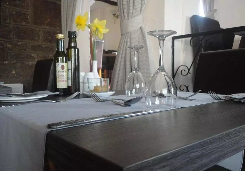 Отель The Dog & Partridge Country Inn