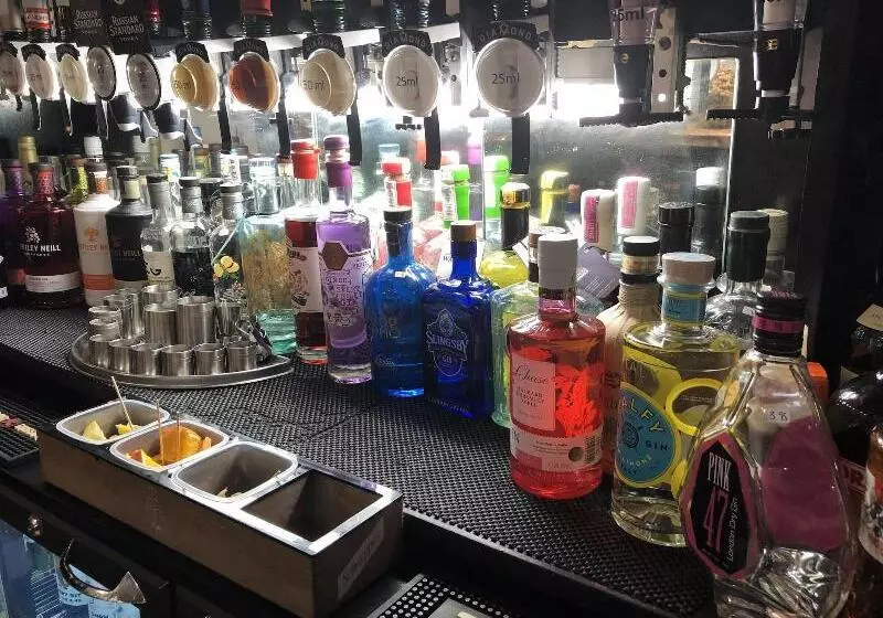 Отель The Dog & Partridge Country Inn