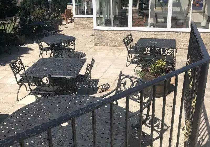 Отель The Dog & Partridge Country Inn