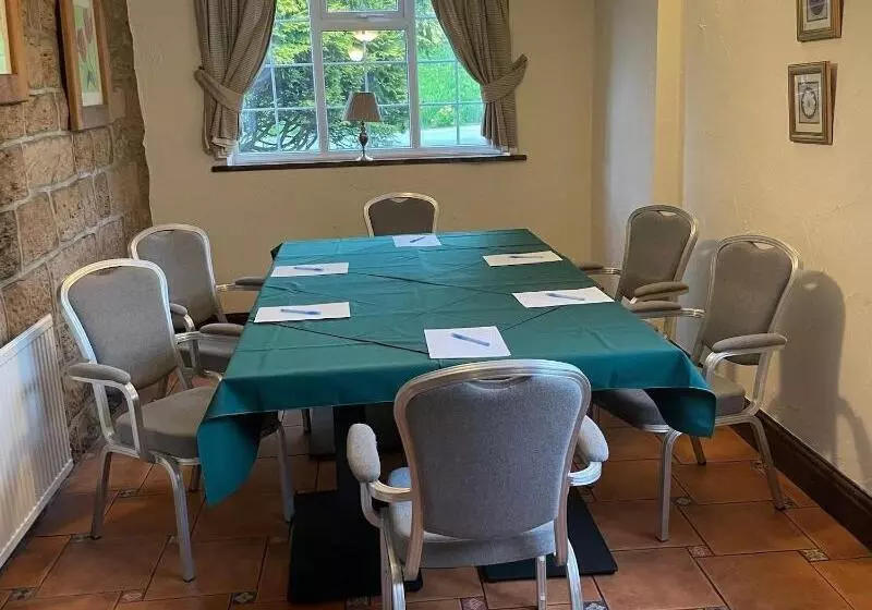 Отель The Dog & Partridge Country Inn