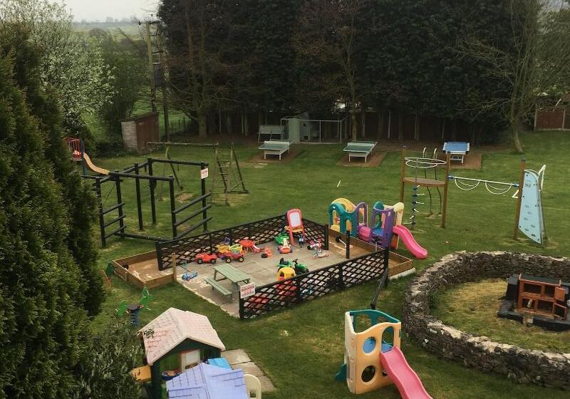 فندق The Dog & Partridge Country Inn