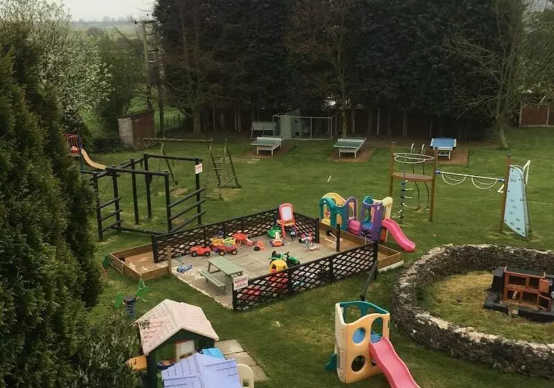 Отель The Dog & Partridge Country Inn