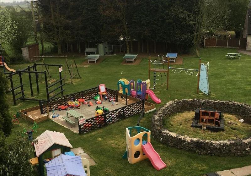 فندق The Dog & Partridge Country Inn