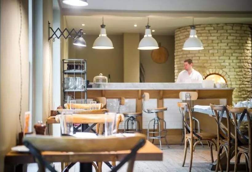 Отель The Grosvenor Arms