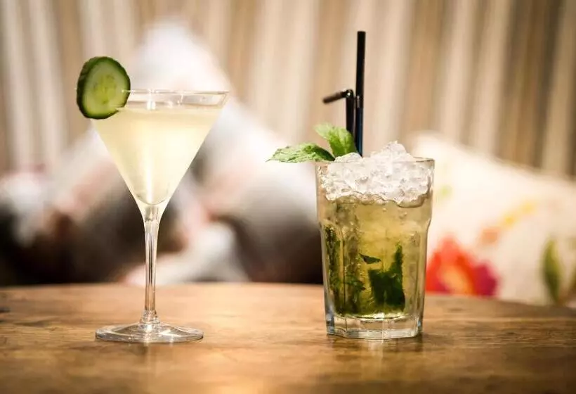 Отель The Grosvenor Arms